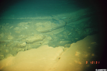 写真１日本海中部地震震源域の海底で見つかった亀裂.jpg