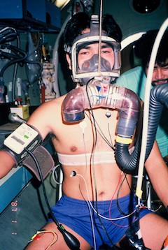 写真１：飽和潜水実験、体の状態をモニター中.JPG